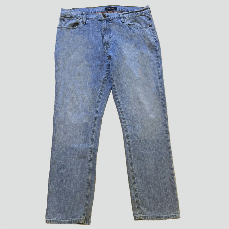 Detailansicht: Sourced limited accessories and clothes Vintage Tommy Hilfiger straight leg jeans – Logo, Nähte oder Material