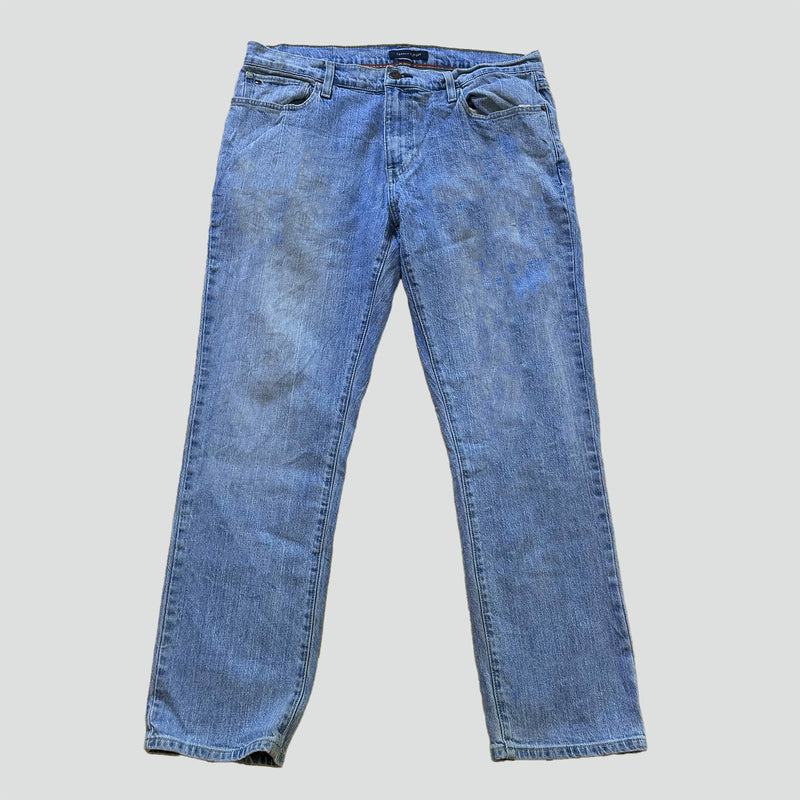 Detailansicht: Sourced limited accessories and clothes Tommy Hilfiger blue straight leg jeans – Logo, Nähte oder Material