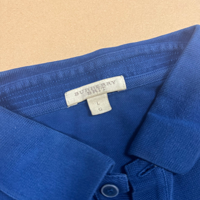 Detailansicht: Sourced limited accessories and clothes Vintage Burberry Brit blue poloshirt – Logo, Nähte oder Material