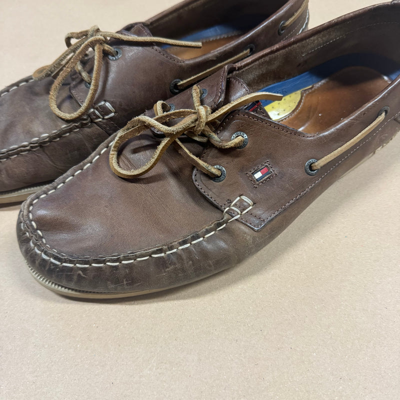 Detailansicht: Sourced limited accessories and clothes Vintage Tommy Hilfiger leather loafers – Logo, Nähte oder Material