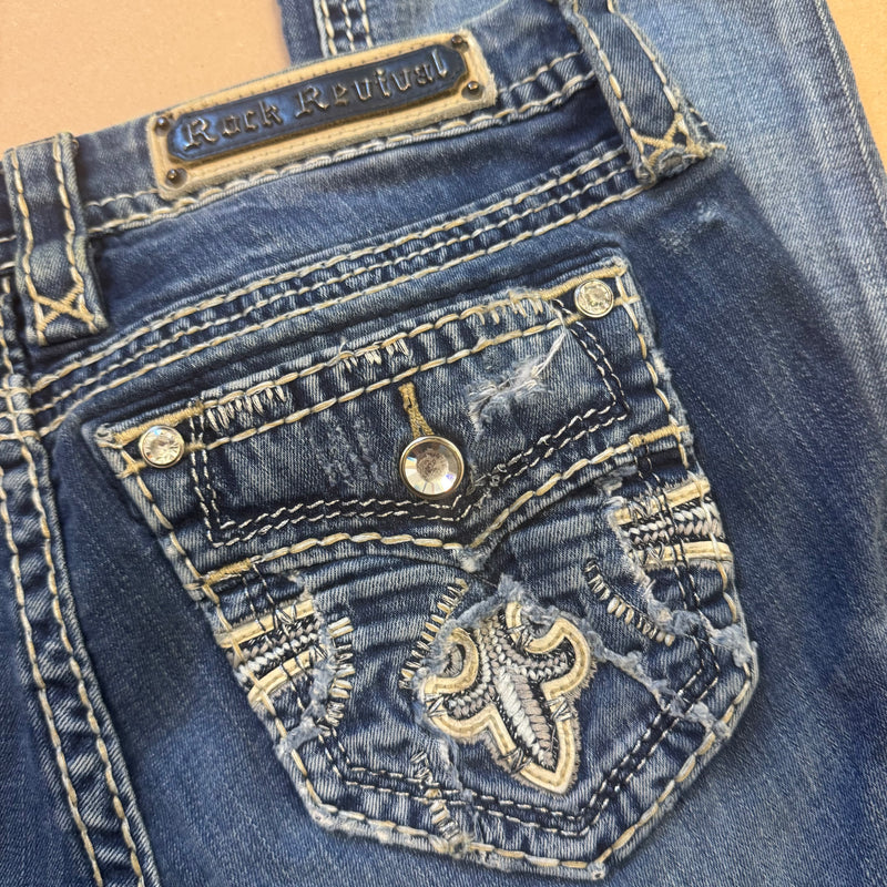 Detailansicht: Sourced limited accessories and clothes Rock Revival Y2K ripped denim jeans – Logo, Nähte oder Material