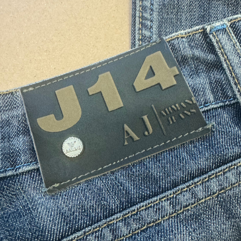 Detailansicht: Sourced limited accessories and clothes J14 Armani baggy ripped jeans – Logo, Nähte oder Material