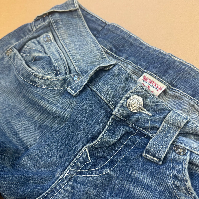 Detailansicht: Sourced limited accessories and clothes Vintage True Religion slim jeans – Logo, Nähte oder Material