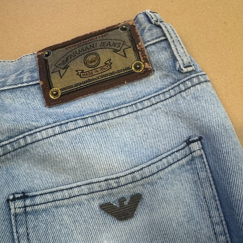 Detailansicht: Sourced limited accessories and clothes Giorgio Armani skyblue vintage jeans – Logo, Nähte oder Material