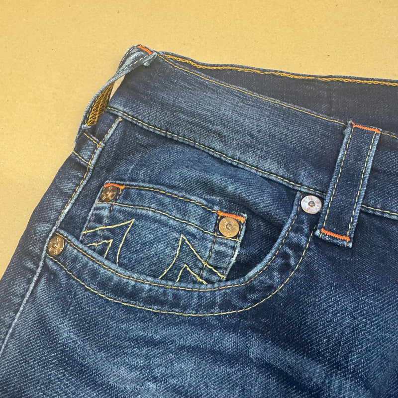 Detailansicht: Sourced limited accessories and clothes True Religion World Tour pants – Logo, Nähte oder Material