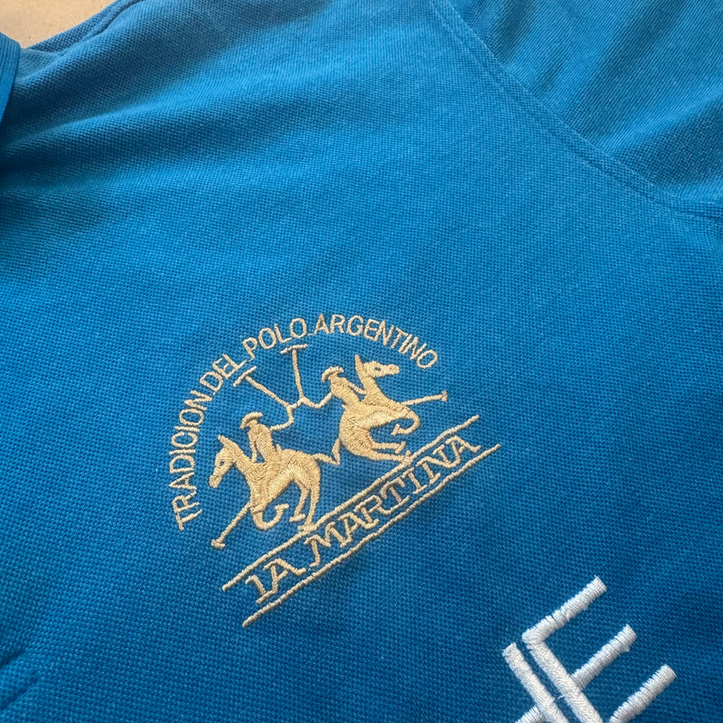 Detailansicht: Sourced limited accessories and clothes La Martina Porsche 2012 skyblue polo – Logo, Nähte oder Material