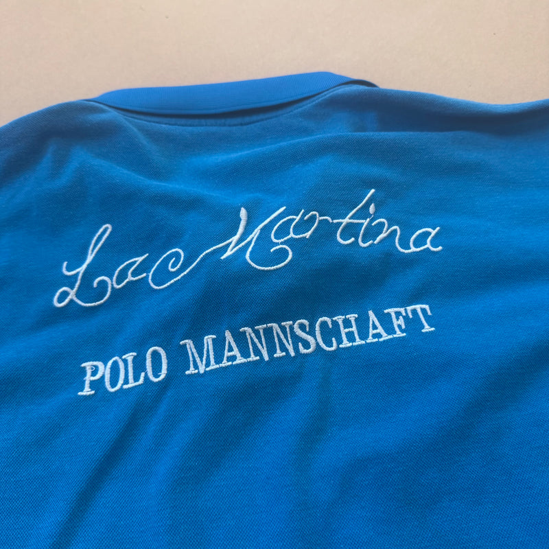 Detailansicht: Sourced limited accessories and clothes La Martina Porsche 2012 skyblue polo – Logo, Nähte oder Material