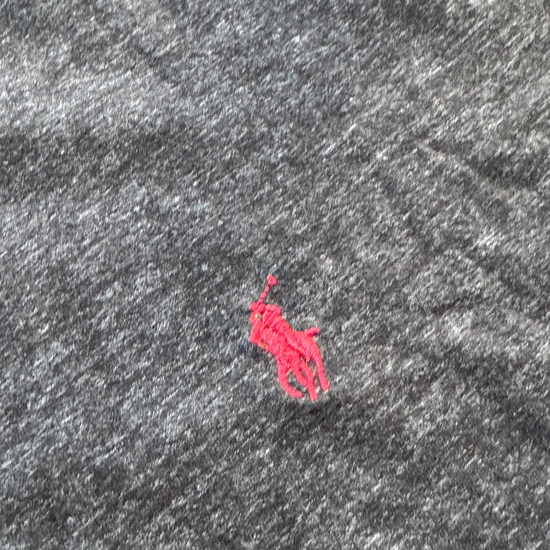 Detailansicht: Sourced limited accessories and clothes Polo Ralph Lauren classic V-neck t-shirt – Logo, Nähte oder Material