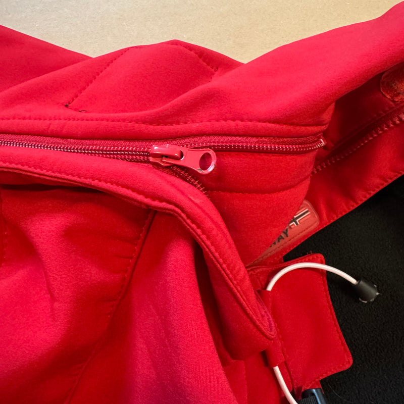 Detailansicht: Sourced limited accessories and clothes Geographical Norway red windbreaker – Logo, Nähte oder Material