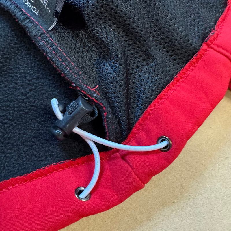 Detailansicht: Sourced limited accessories and clothes Geographical Norway red windbreaker – Logo, Nähte oder Material