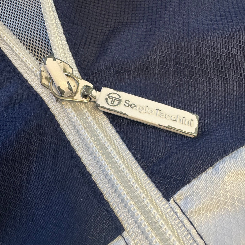 Detailansicht: Sourced limited accessories and clothes Sergio Tacchini retro trackjacket – Logo, Nähte oder Material