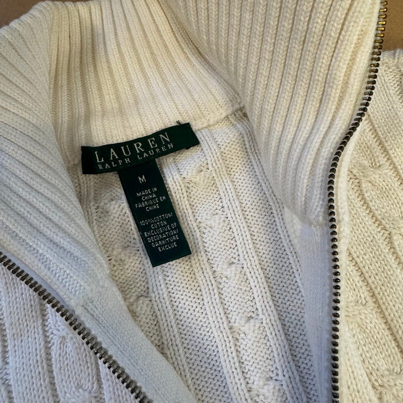Detailansicht: Sourced limited accessories and clothes Lauren Ralph Lauren knitted white zip-up – Logo, Nähte oder Material