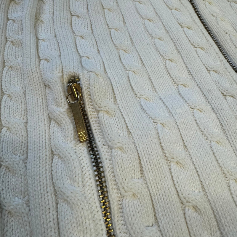 Detailansicht: Sourced limited accessories and clothes Lauren Ralph Lauren knitted white zip-up – Logo, Nähte oder Material