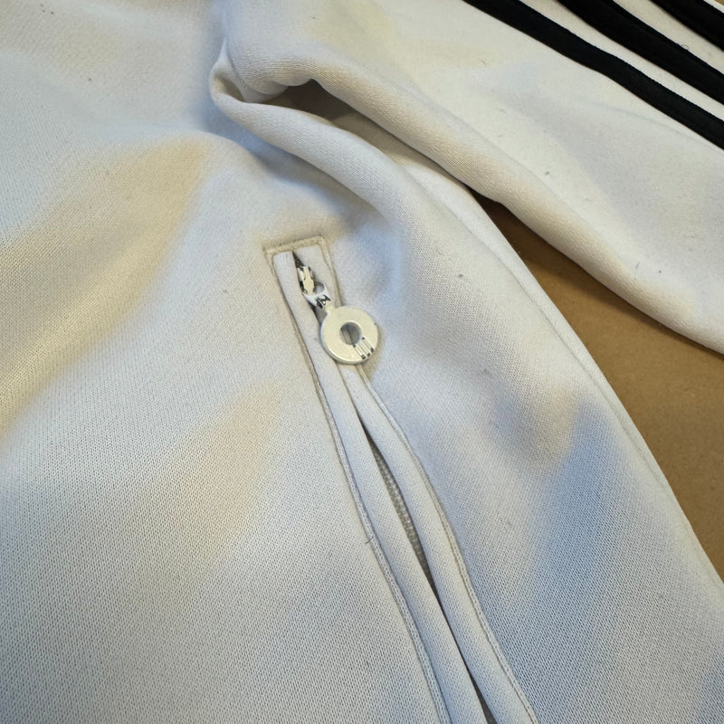 Detailansicht: Sourced limited accessories and clothes Adidas white vintage trackjacket – Logo, Nähte oder Material