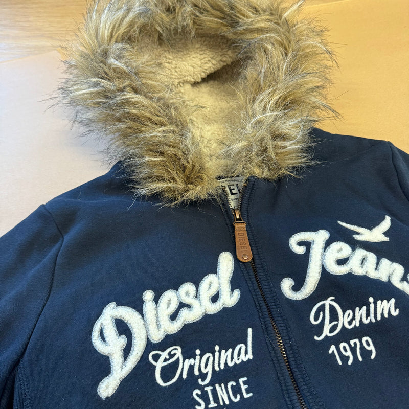 Detailansicht: Sourced limited accessories and clothes Diesel jeans fluffy zipped hoodie – Logo, Nähte oder Material