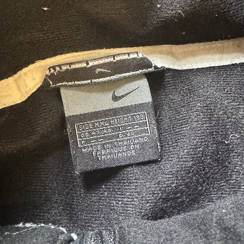 Detailansicht: Sourced limited accessories and clothes Nike jacket black – Logo, Nähte oder Material