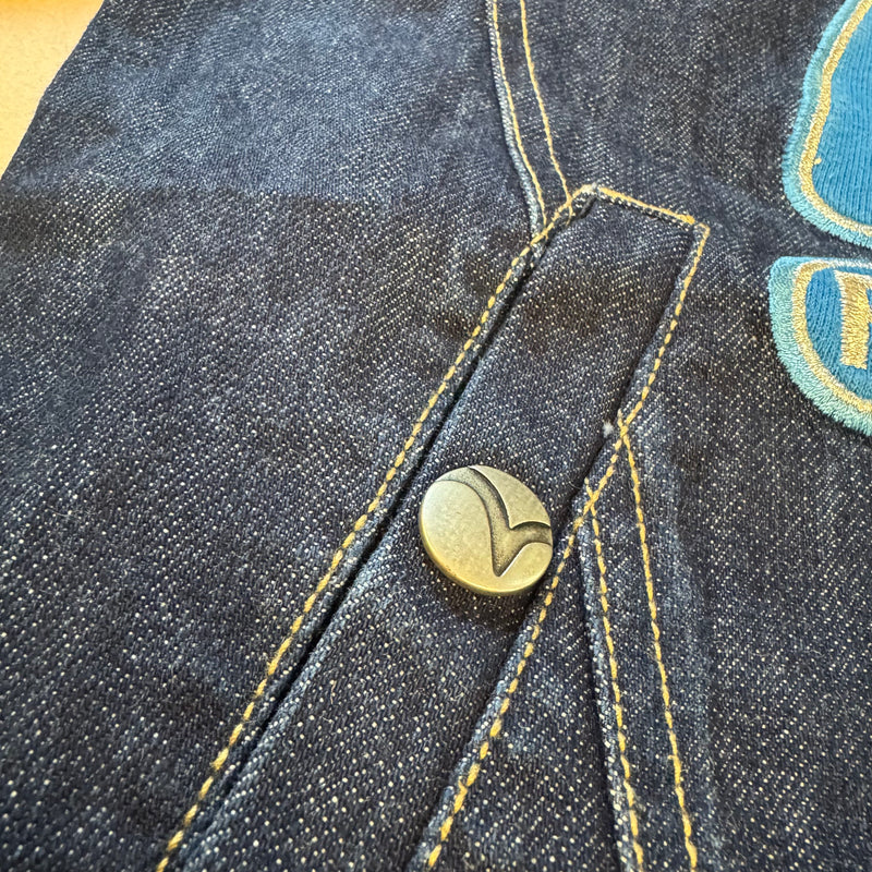 Detailansicht: Sourced limited accessories and clothes Mighty Evisu denim college jacket – Logo, Nähte oder Material