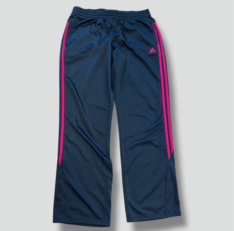 Detailansicht: Sourced limited accessories and clothes Adidas streetwear track set (jacket & pants) – Logo, Nähte oder Material