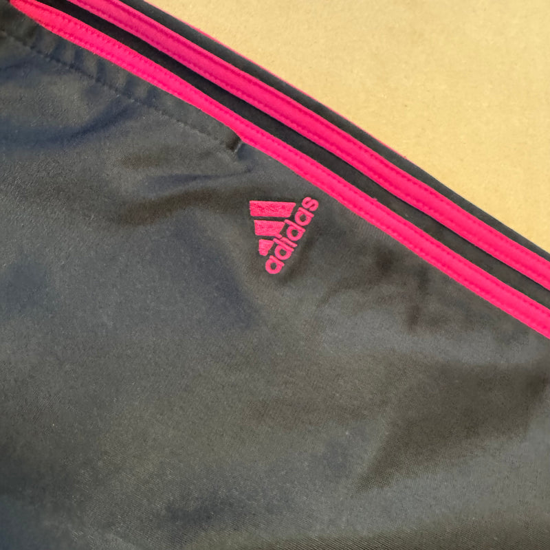 Detailansicht: Sourced limited accessories and clothes Adidas streetwear track set (jacket & pants) – Logo, Nähte oder Material