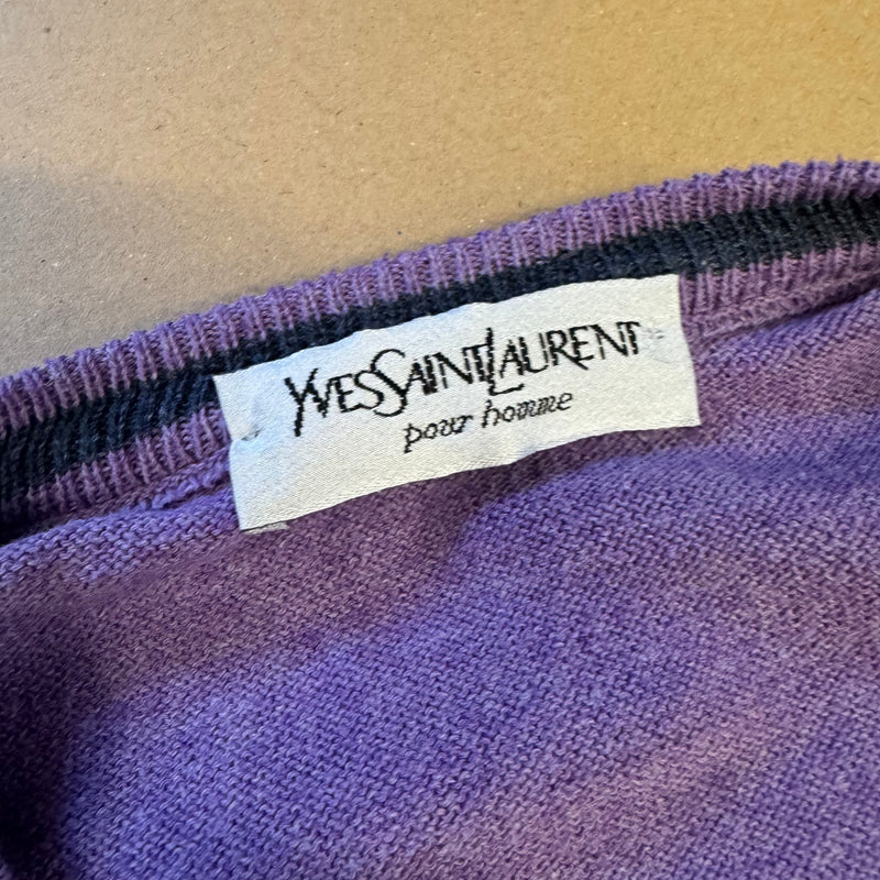 Detailansicht: Sourced limited accessories and clothes Yves Saint Laurent vintage purple sweater – Logo, Nähte oder Material