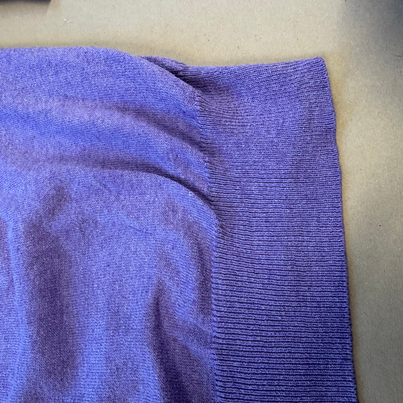 Detailansicht: Sourced limited accessories and clothes Yves Saint Laurent vintage purple sweater – Logo, Nähte oder Material