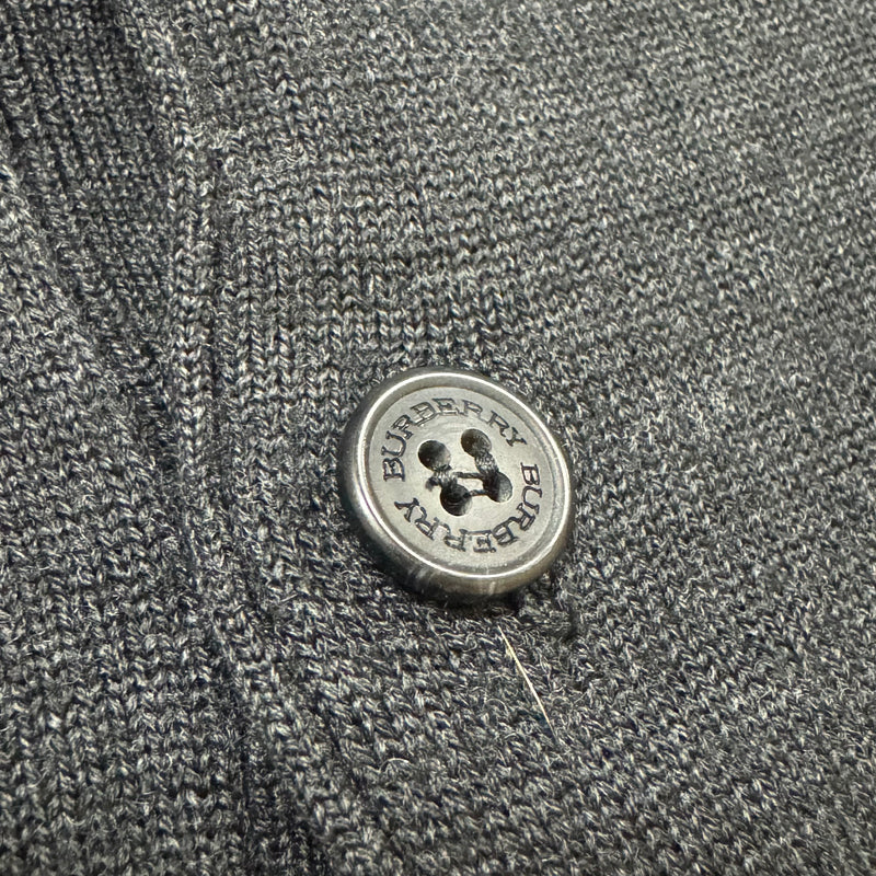 Detailansicht: Sourced limited accessories and clothes Burberry black on black vintage longsleeve – Logo, Nähte oder Material