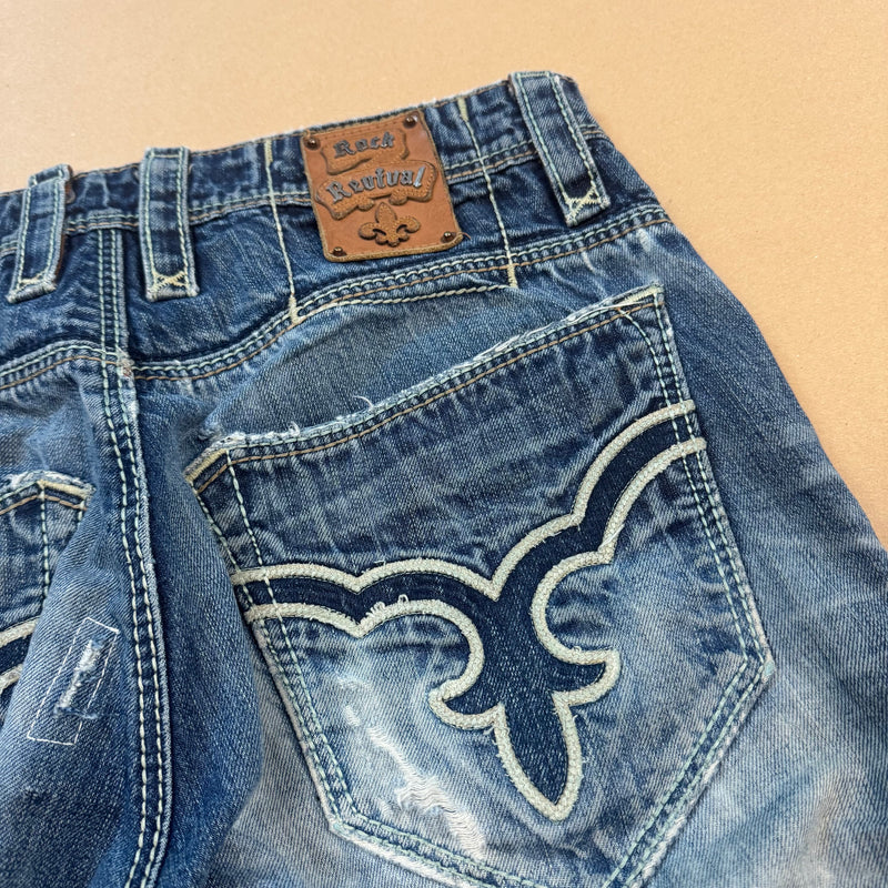 Detailansicht: Sourced limited accessories and clothes Rock Revival ripped and reworked jeans – Logo, Nähte oder Material