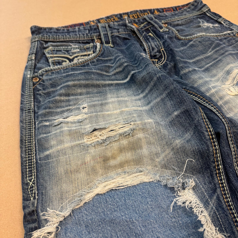 Detailansicht: Sourced limited accessories and clothes Rock Revival ripped and reworked jeans – Logo, Nähte oder Material