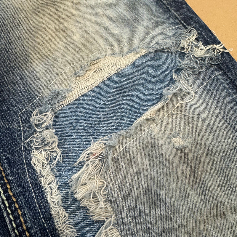 Detailansicht: Sourced limited accessories and clothes Rock Revival ripped and reworked jeans – Logo, Nähte oder Material