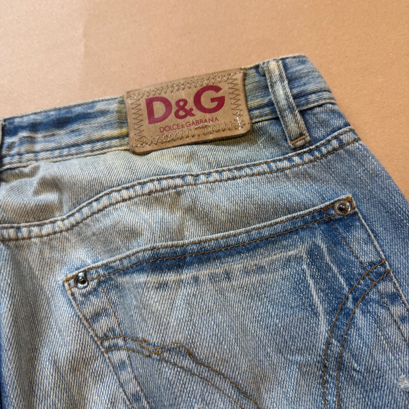 Detailansicht: Sourced limited accessories and clothes Dolce & Gabbana ripped and reworked denim jeans – Logo, Nähte oder Material