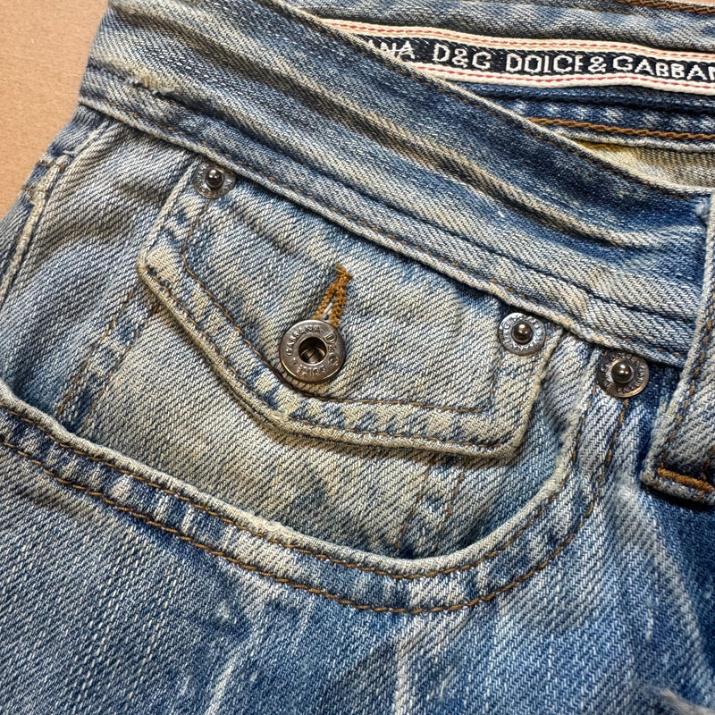 Detailansicht: Sourced limited accessories and clothes Dolce & Gabbana ripped and reworked denim jeans – Logo, Nähte oder Material