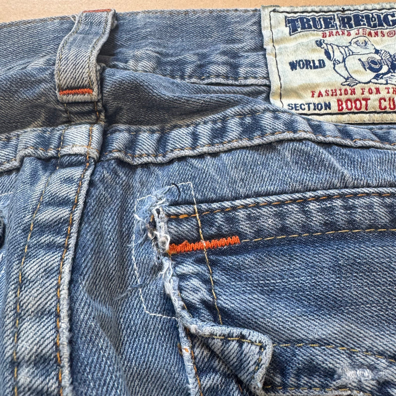 Detailansicht: Sourced limited accessories and clothes True Religion ripped and reworked wide jeans – Logo, Nähte oder Material