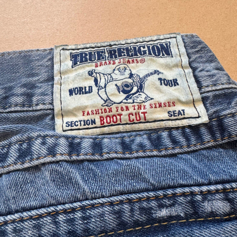 Detailansicht: Sourced limited accessories and clothes True Religion ripped and reworked wide jeans – Logo, Nähte oder Material