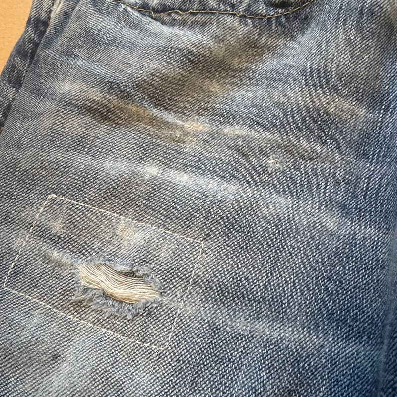 Detailansicht: Sourced limited accessories and clothes True Religion ripped and reworked wide jeans – Logo, Nähte oder Material