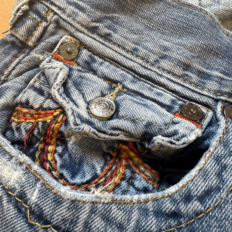 Detailansicht: Sourced limited accessories and clothes True Religion ripped and reworked wide jeans – Logo, Nähte oder Material
