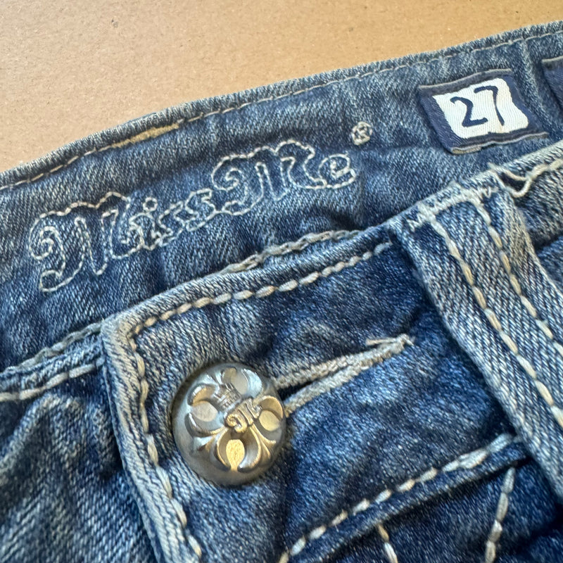 Detailansicht: Sourced limited accessories and clothes Miss Me rhinestones slim jeans – Logo, Nähte oder Material