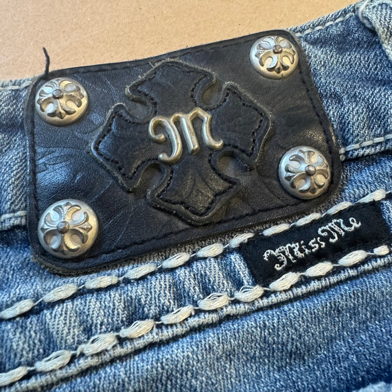 Detailansicht: Sourced limited accessories and clothes Miss Me rhinestones slim jeans – Logo, Nähte oder Material