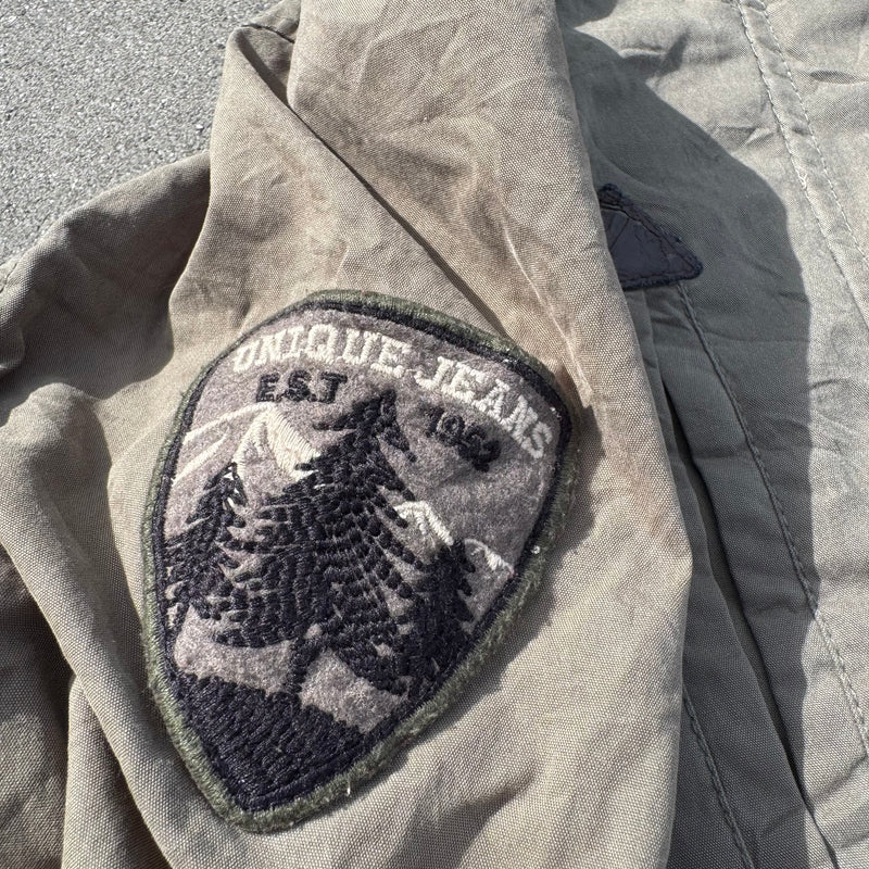 Detailansicht: Sourced limited accessories and clothes Unique Evisu green raincoat – Logo, Nähte oder Material