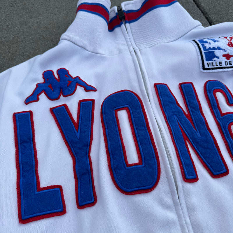 Detailansicht: Sourced limited accessories and clothes Lyon 69 Kappa white streetwear track jacket – Logo, Nähte oder Material