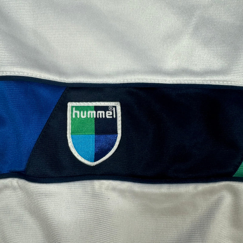 Detailansicht: Sourced limited accessories and clothes Hummel track jacket – Logo, Nähte oder Material