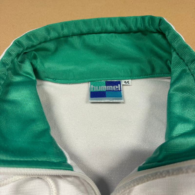 Detailansicht: Sourced limited accessories and clothes Hummel track jacket – Logo, Nähte oder Material