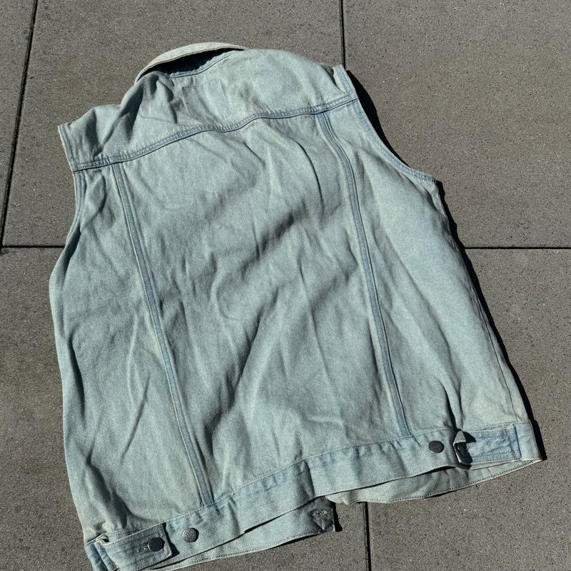 Detailansicht: Sourced limited accessories and clothes Atlas vintage denim vest – Logo, Nähte oder Material
