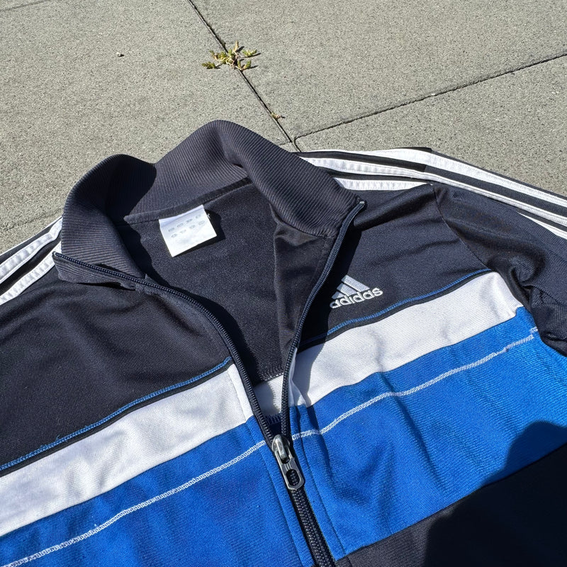 Detailansicht: Sourced limited accessories and clothes Vintage Adidas blue track jacket – Logo, Nähte oder Material