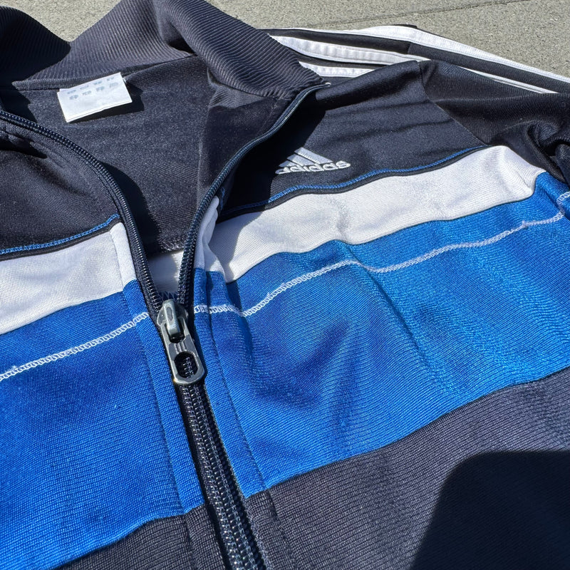 Detailansicht: Sourced limited accessories and clothes Vintage Adidas blue track jacket – Logo, Nähte oder Material