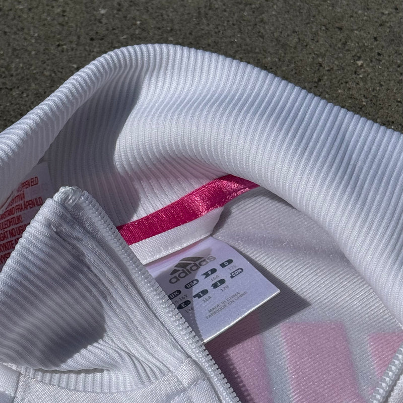 Detailansicht: Sourced limited accessories and clothes Adidas white and pink track jacket – Logo, Nähte oder Material