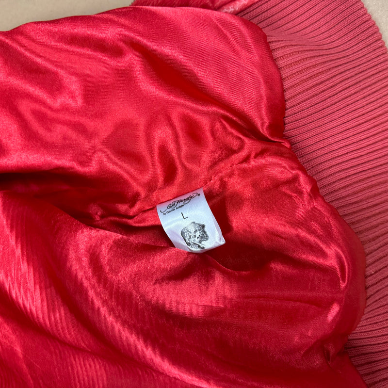 Detailansicht: Sourced limited accessories and clothes Ed Hardy fluffy Bomberjacket – Logo, Nähte oder Material