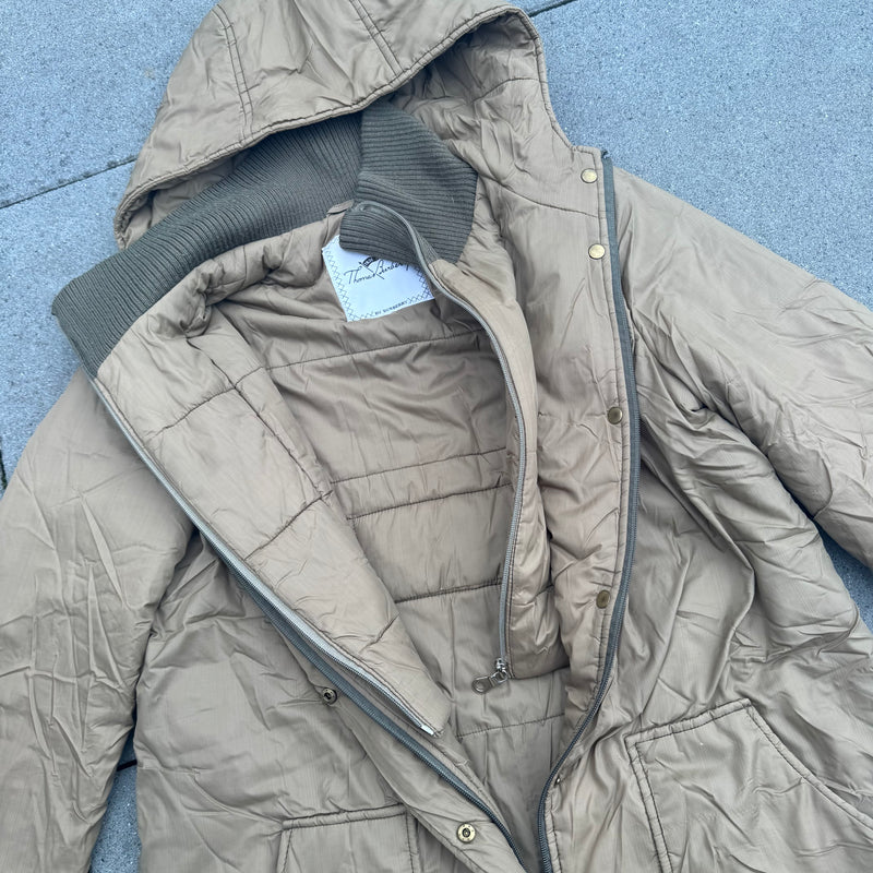 Detailansicht: Sourced limited accessories and clothes Thomas Burberry brown jacket – Logo, Nähte oder Material