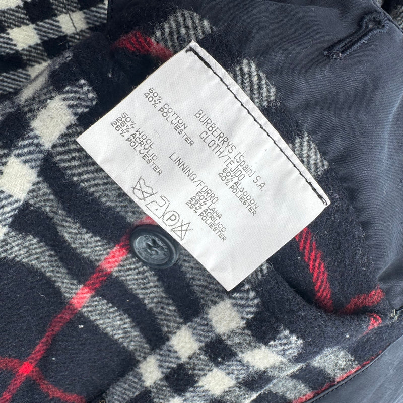 Detailansicht: Sourced limited accessories and clothes Burberry’s vintage raincoat – Logo, Nähte oder Material