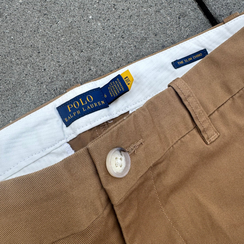 Detailansicht: Sourced limited accessories and clothes Polo Ralph Lauren classic brown slim chinos – Logo, Nähte oder Material