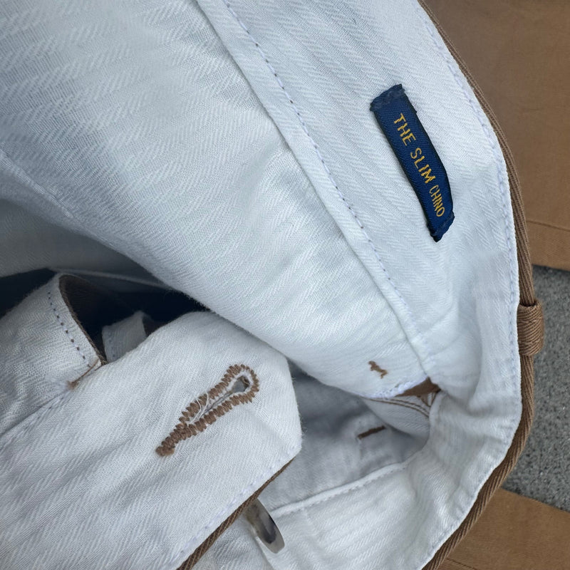 Detailansicht: Sourced limited accessories and clothes Polo Ralph Lauren classic brown slim chinos – Logo, Nähte oder Material